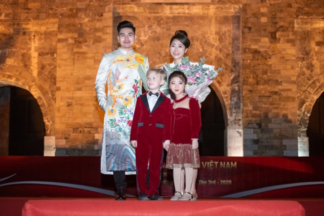 Nam Vương Người Việt Thế Giới 2018 - Ho&agrave;ng Gia L&acirc;m l&ecirc;n s&acirc;n khấu tặng hoa CCO 137KIDS &ndash; Vũ Th&ugrave;y Anh.