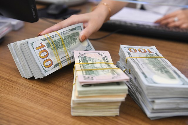 Giao dịch USD tại một ng&acirc;n h&agrave;ng thương mại ở H&agrave; Nội.&nbsp;