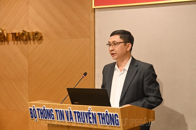 Đồng ch&iacute;&nbsp;Trần Anh Đức, Ph&oacute; Vụ trưởng phụ tr&aacute;ch Vụ C&aacute;c vấn đề chung về x&acirc;y dựng ph&aacute;p luật, Bộ Tư ph&aacute;p tr&igrave;nh b&agrave;y một số nội dung về c&ocirc;ng t&aacute;c x&acirc;y dựng ph&aacute;p luật v&agrave; ph&aacute;p chế.