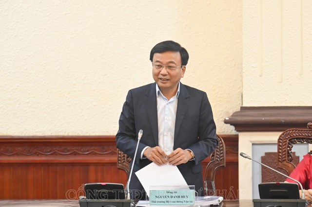 Thứ trưởng Bộ Giao th&ocirc;ng vận tải Nguyễn Danh Huy tr&igrave;nh b&agrave;y t&oacute;m tắt nội dung Tờ tr&igrave;nh.