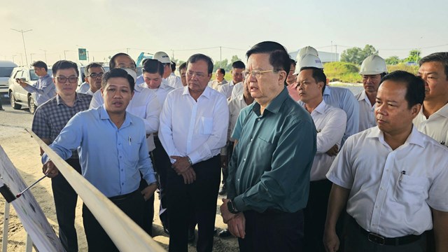 Ph&oacute; Thủ tướng Mai Văn Ch&iacute;nh nghe b&aacute;o c&aacute;o tiến độ dự &aacute;n V&agrave;nh đai 3 tại n&uacute;t giao Mỹ Y&ecirc;n. Ảnh: PLO