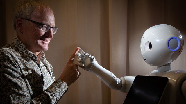 GS. Toby Walsh, chuy&ecirc;n gia h&agrave;ng đầu về AI tại &Uacute;c, đ&aacute;nh gi&aacute; cao tầm quan trọng của tọa đ&agrave;m do VinFuture tổ chức trong bối cảnh vấn đề quản trị ph&aacute;t triển AI đang &ldquo;n&oacute;ng&rdquo; tr&ecirc;n to&agrave;n cầu. Ảnh: UNSW.