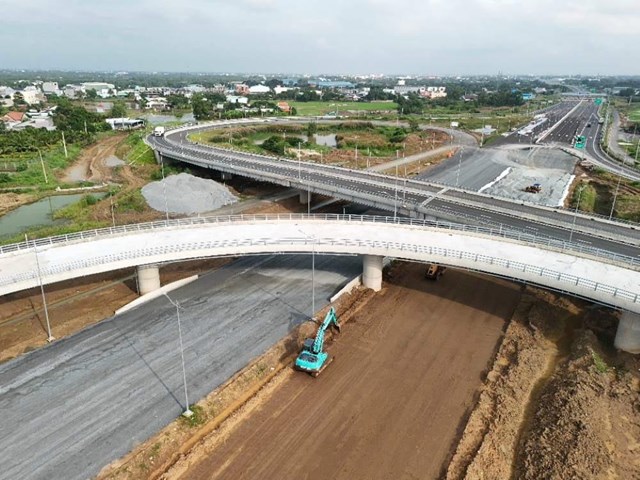 Trưởng Ban Quản l&yacute; đầu tư x&acirc;y dựng Long An cho biết ba g&oacute;i thầu ch&iacute;nh đang bảo đảm tiến độ, đạt 87% gi&aacute; trị hợp đồng.