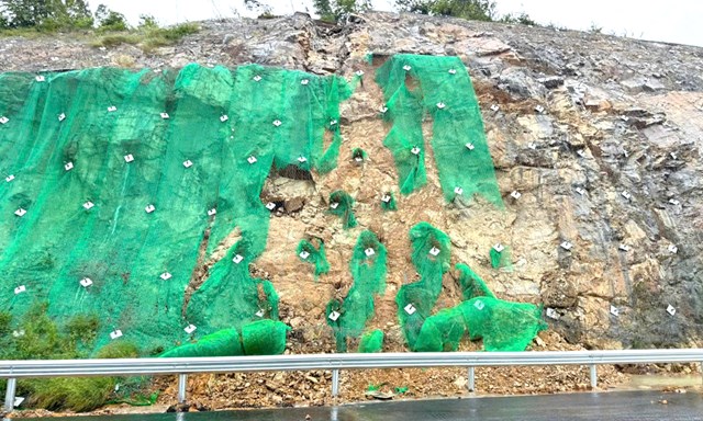 Mưa lũ gây sạt trượt nặng nề tại công trường cao tốc Quy Nhơn-Chí Thạnh - Ảnh: Báo XD