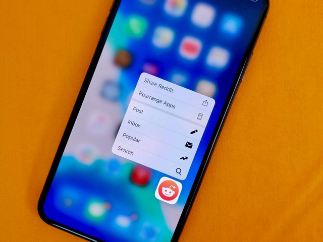 Apple kh&ocirc;ng bao giờ cho ph&eacute;p nh&agrave; cung cấp dịch vụ c&agrave;i đặt bất kỳ ứng dụng n&agrave;o trước khi điện thoại đến tay người d&ugrave;ng.&nbsp;
