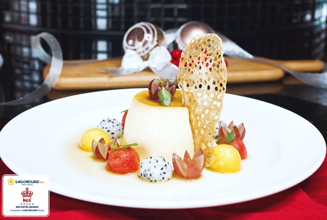 Đ&#234;m Gi&#225;ng Sinh diệu kỳ &amp; Dạ tiệc ngập tr&#224;n niềm vui đ&#243;n ch&#224;o năm mới 2022 tại Rex Hotel Saigon - Ảnh 4