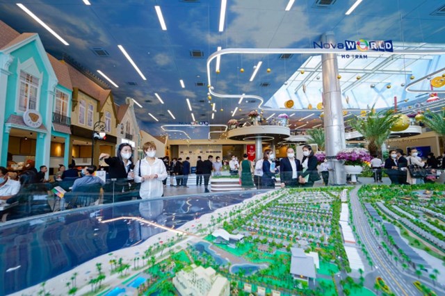 Nh&agrave; đầu tư tham quan khu vực sa b&agrave;n của NovaWorld Ho Tram (B&agrave; Rịa &ndash; Vũng T&agrave;u) tại Novaland Gallery &ndash; 2Bis Nguyễn Thị Minh Khai, Q1, TP HCM &nbsp;