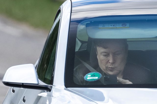 C&aacute;c nh&agrave; đầu tư đề nghị xem x&eacute;t kế hoạch mua lại cổ phiếu Tesla.