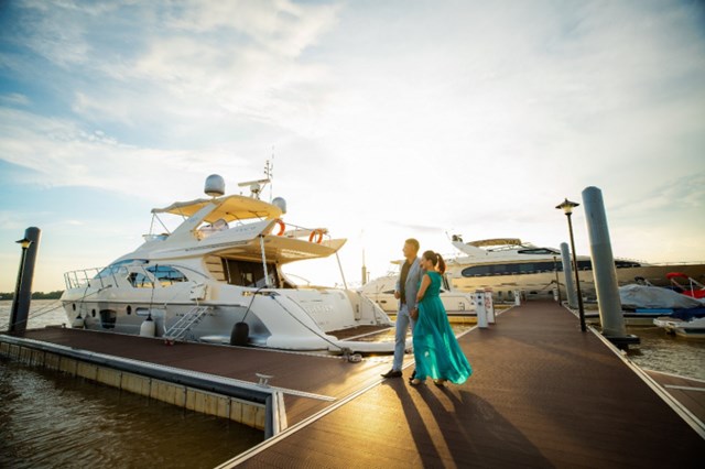 B&#236;nh Minh, Anh Thơ trốn con hẹn h&#242; tại Aqua City - Ảnh 2