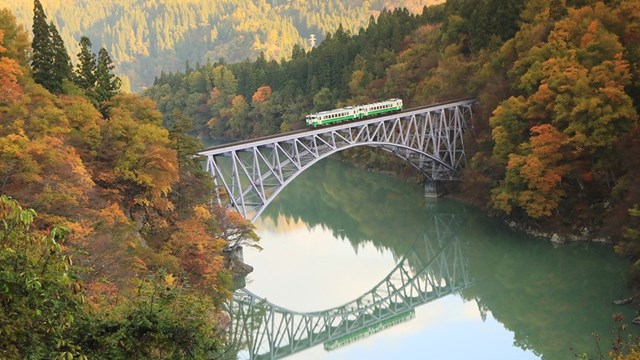 Con t&agrave;u Tadami Line v&agrave;o m&ugrave;a thu
