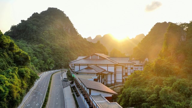 Yoko Onsen Quang Hanh tọa lạc giữa thung lũng trong l&agrave;nh &nbsp;