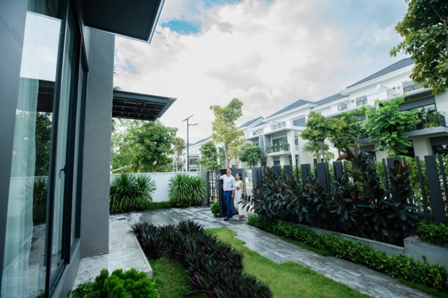 B&#236;nh Minh, Anh Thơ trốn con hẹn h&#242; tại Aqua City - Ảnh 3