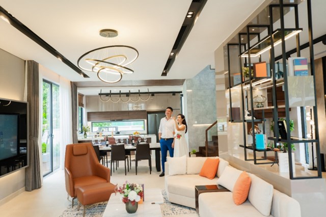 B&#236;nh Minh, Anh Thơ trốn con hẹn h&#242; tại Aqua City - Ảnh 4