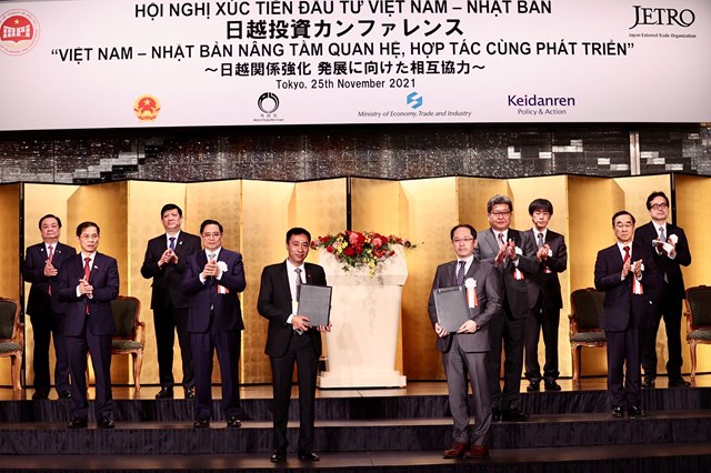&Ocirc;ng Nguyễn Anh Tuấn, Chủ tịch Hội đồng th&agrave;nh vi&ecirc;n C&ocirc;ng ty TNHH quản l&yacute; kh&aacute;ch sạn T&amp;T v&agrave; đại diện c&ocirc;ng ty Syskan trao bi&ecirc;n bản hợp t&aacute;c tư vấn x&acirc;y dựng - quản l&yacute; - vận h&agrave;nh bệnh viện - nh&agrave; dưỡng l&atilde;o chất lượng cao.