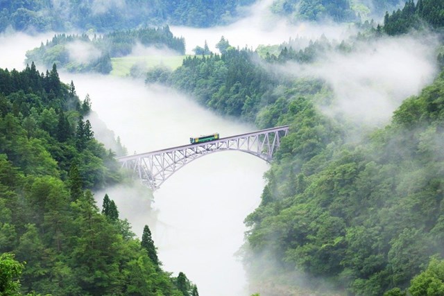 Tuyến đường sắt Tadami Line trở n&ecirc;n nhỏ b&eacute; dưới vẻ đẹp h&ugrave;ng vĩ của thi&ecirc;n nhi&ecirc;n