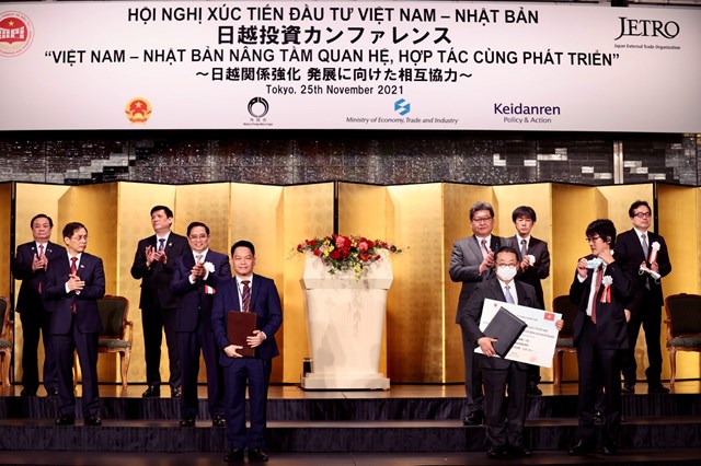 &Ocirc;ng Nguyễn Ngọc Nghị, Th&agrave;nh vi&ecirc;n HĐQT T&amp;T Pharma v&agrave; đại diện Hiệp hội Y tế th&ocirc;ng minh (Nhật Bản) trao bi&ecirc;n bản hợp t&aacute;c đ&agrave;o tạo, ph&aacute;t triển nguồn nh&acirc;n lực y tế tham gia c&aacute;c hoạt động chuẩn đo&aacute;n bệnh v&agrave; điều trị bệnh tại Việt Nam.