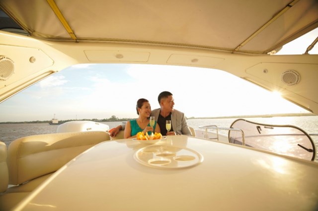 B&#236;nh Minh, Anh Thơ trốn con hẹn h&#242; tại Aqua City - Ảnh 1