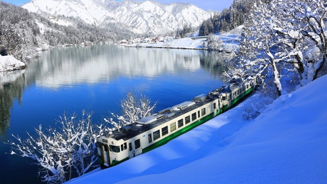 Con t&agrave;u Tadami Line v&agrave;o m&ugrave;a đ&ocirc;ng