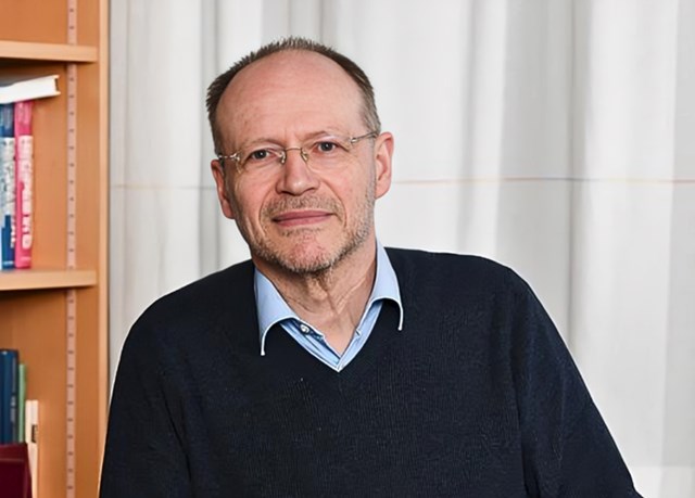 GS. Kurt Kremer, chuy&ecirc;n gia ti&ecirc;n phong trong nghi&ecirc;n cứu m&ocirc; phỏng t&iacute;nh to&aacute;n vật liệu mềm, đ&aacute;nh gi&aacute; cao sự đa dạng trong c&aacute;c nội dung thảo luận tại VinFuture. Ảnh: idw