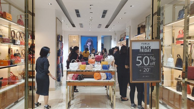 Cảnh tr&#225;i ngược Black Friday: H&#224;ng hiệu đếm tiền mỏi tay, h&#224;ng rẻ tiền &quot;ế sưng&quot; - Ảnh 1