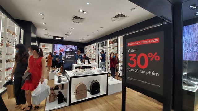 Cảnh tr&#225;i ngược Black Friday: H&#224;ng hiệu đếm tiền mỏi tay, h&#224;ng rẻ tiền &quot;ế sưng&quot; - Ảnh 3