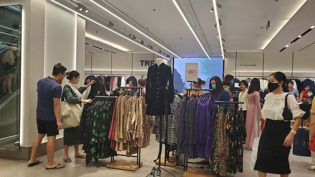 Zara, HM, Adidas, Skechers... giảm gi&aacute; l&ecirc;n tới 50% h&uacute;t kh&aacute;ch.