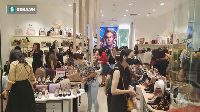 Nhiều cửa h&agrave;ng chật k&iacute;n kh&aacute;ch mua h&agrave;ng giảm gi&aacute;.