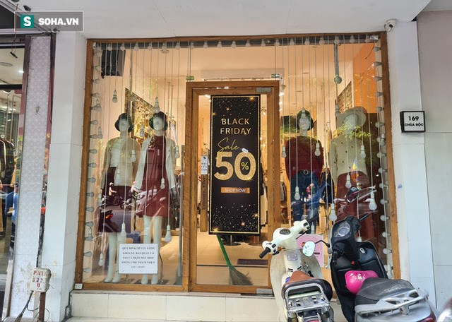Căng biển giảm gi&aacute; 50% nhưng cửa h&agrave;ng quần &aacute;o tr&ecirc;n đường Ch&ugrave;a Bộc vẫn đ&igrave;u hiu.