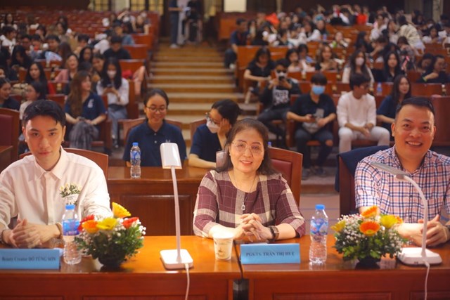 Ban gi&aacute;m khảo.