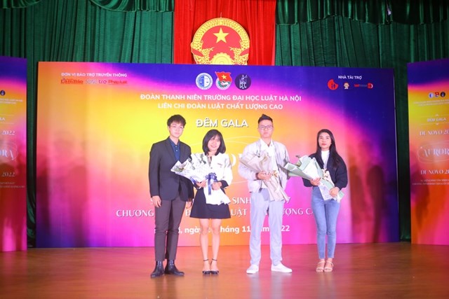 B&iacute; thư Li&ecirc;n chi Đo&agrave;n tặng hoa cho đơn vị đối t&aacute;c