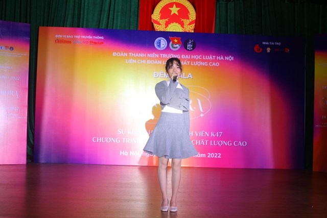 Ca sĩ kh&aacute;ch mời Ho&agrave;ng Duy&ecirc;n.