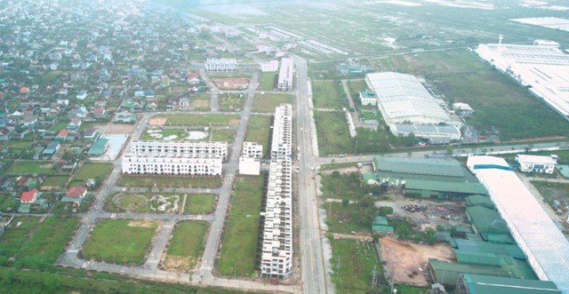 Trục đường Nguyễn Đổng Chi chạy ngang qua KCN Nam Hồng Lĩnh (phải) v&agrave; b&ecirc;n kia l&agrave; ROX Living Hồng Lĩnh &nbsp;