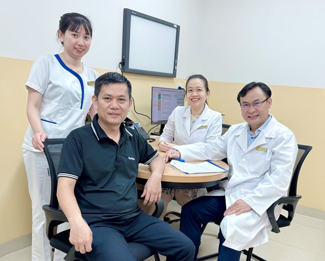 C&aacute;c b&aacute;c sĩ ch&uacute;c mừng bệnh nh&acirc;n sau ca bệnh th&agrave;nh c&ocirc;ng. &nbsp;