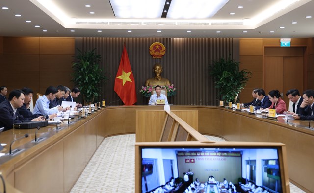 Phó Thủ tướng Lê Thành Long chủ trì cuộc làm việc về tình hình giải ngân vốn đầu tư công của Bộ Y tế và Bộ Giáo dục và Đào tạo - Ảnh: VGP/Đức Tuân