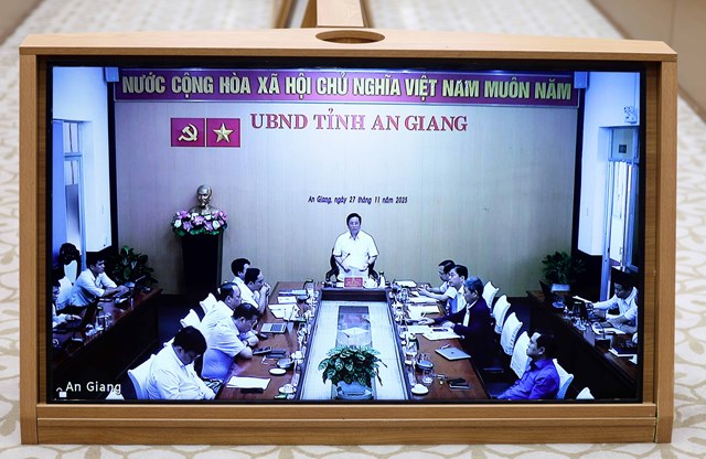 Chủ tịch UBND tỉnh An Giang Hồ Văn Mừng b&aacute;o c&aacute;o - Ảnh: VGP/Đức Tu&acirc;n