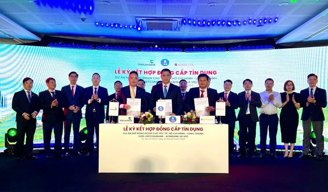 Tổng công ty Đầu tư phát triển đường cao tốc Việt Nam (VEC), Ngân hàng TMCP Ngoại thương Việt Nam (Vietcombank) và Ngân hàng Nông nghiệp và Phát triển nông thôn Việt Nam (Agribank) vừa ký kết Hợp đồng cấp tín dụng cho dự án mở rộng đoạn cao tốc TP.HCM - Long Thành