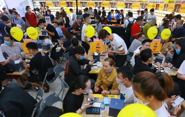 Cơn sốt Iphone 12 tại nhiều cửa h&agrave;ng b&aacute;n lẻ điện thoại (Ảnh:D.A)