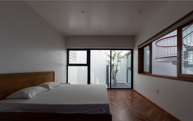 C&aacute;c ph&ograve;ng ngủ được bố tr&iacute; ở cả tầng 2 v&agrave; tầng 3 c&ugrave;ng khoảng s&acirc;n nhỏ hướng ra khu th&ocirc;ng tầng gi&uacute;p&nbsp;đảm bảo th&ocirc;ng gi&oacute; v&agrave; lấy &aacute;nh s&aacute;ng tự nhi&ecirc;n cho căn ph&ograve;ng.