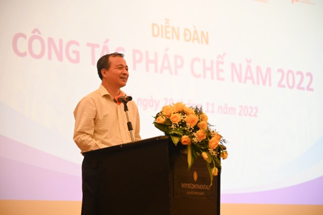 Vụ trưởng Vụ C&aacute;c vấn đề chung về x&acirc;y dựng ph&aacute;p luật, Bộ Tư ph&aacute;p Nguyễn Hồng Tuyến tr&igrave;nh b&agrave;y b&aacute;o c&aacute;o tại Diễn đ&agrave;n