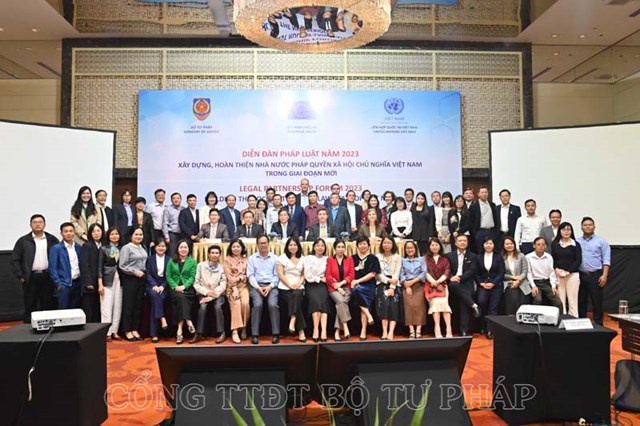 C&aacute;c đại biểu chụp h&igrave;nh lưu niệm