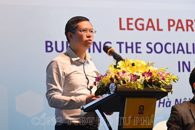 Đồng ch&iacute; Nguyễn Quang Dũng, Ph&oacute; Vụ trưởng, Vụ Cải c&aacute;ch tư ph&aacute;p,&nbsp;Ban Nội ch&iacute;nh Trung ương tr&igrave;nh b&agrave;y về &ldquo;C&aacute;c y&ecirc;u cầu v&agrave; mục ti&ecirc;u trọng t&acirc;m đặt ra đối với c&ocirc;ng cuộc x&acirc;y dựng, ho&agrave;n thiện Nh&agrave; nước ph&aacute;p quyền x&atilde; hội chủ nghĩa Việt Nam trong giai đoạn mới&rdquo;