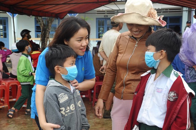 Tới tận nơi sẻ chia, hỗ trợ, Novaland tiếp th&ecirc;m sức mạnh gi&uacute;p người d&acirc;n tỉnh Quảng Nam vượt qua kh&oacute; khăn.