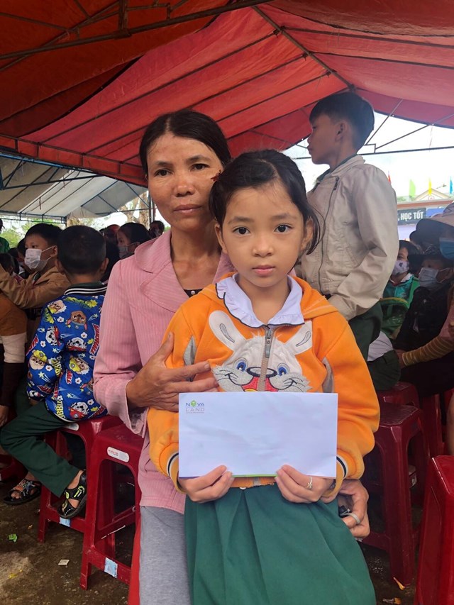 C&aacute;c em học sinh c&oacute; ho&agrave;n cảnh kh&oacute; khăn nhận được sự quan t&acirc;m v&agrave; gi&uacute;p đỡ để c&oacute; điều kiện học tập tốt hơn.