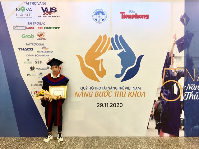 Lệ Ho&agrave;ng Nam &ndash; một trong những tấm gương vượt kh&oacute; học tốt đ&aacute;ng nể phục.