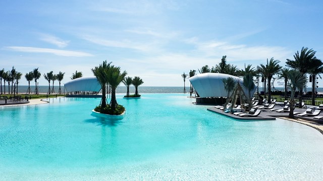 Hồ bơi nước mặn Ocean Pool c&oacute; tổng diện t&iacute;ch 5.000 m2 nằm s&aacute;t bờ biển, được x&acirc;y dựng dựa tr&ecirc;n c&ocirc;ng nghệ Bios Design v&agrave; sử dụng trực tiếp nguồn nước biển đưa v&agrave;o qua hệ thống lọc. Ocean Pool mang thiết kế tr&agrave;n bờ độc đ&aacute;o, bao gồm hồ bơi d&agrave;nh cho người lớn v&agrave; khu vực an to&agrave;n cho trẻ em. Ngo&agrave;i ra du kh&aacute;ch c&ograve;n được trải nghiệm v&agrave; mục sở thị loạt tổ hợp sản phẩm second home đa dạng: shophouse mặt tiền đường ven biển, biệt thự biển&hellip; v&agrave; những tiện &iacute;ch độc đ&aacute;o kh&aacute;c đang dần th&agrave;nh h&igrave;nh như: c&ocirc;ng vi&ecirc;n nước Tropicana Park, k&ecirc;nh ch&egrave;o thuyền kayak&hellip;