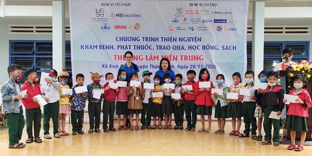 Đại diện Tập đo&agrave;n Novaland chia sẻ kh&oacute; khăn v&agrave; hỗ trợ đồng b&agrave;o tỉnh Quảng Nam tại Chương tr&igrave;nh &ldquo;Thương lắm miền Trung&rdquo;.