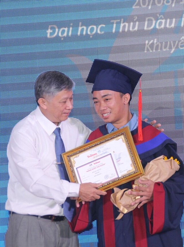 Em Nguyễn B&aacute; To&agrave;n nhận học bổng trong chương tr&igrave;nh N&acirc;ng bước thủ khoa.