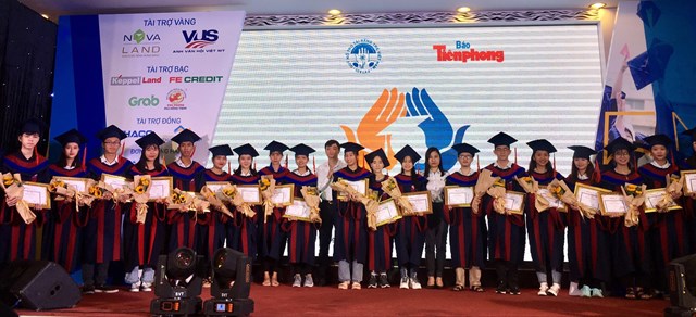 Đại diện Tập đo&agrave;n Novaland trao học bổng cho c&aacute;c tấm gương thủ khoa vượt kh&oacute; học tốt.
