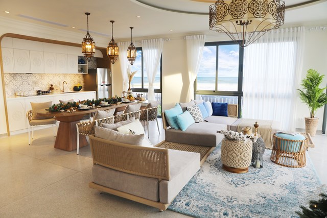 Đặc biệt, những căn biệt thự hướng Kiến tr&uacute;c v&agrave; thiết kế nội thất của mỗi biệt thự, villa hướng biển, shophouse... đều c&oacute; điểm kh&aacute;c biệt, giao thoa giữa phong c&aacute;ch cổ điển v&agrave; hiện đại. Tất cả đều được chăm ch&uacute;t tỉ mỉ từng chi tiết, thể hiện sự tinh tế trong việc b&agrave;y tr&iacute;, biển đều c&oacute; cảnh quan xung quanh tho&aacute;ng đ&atilde;ng, cho ph&eacute;p gia chủ thưởng thức cảnh biển b&igrave;nh minh, ho&agrave;ng h&ocirc;n m&agrave; kh&ocirc;ng cần phải đi đ&acirc;u xa.