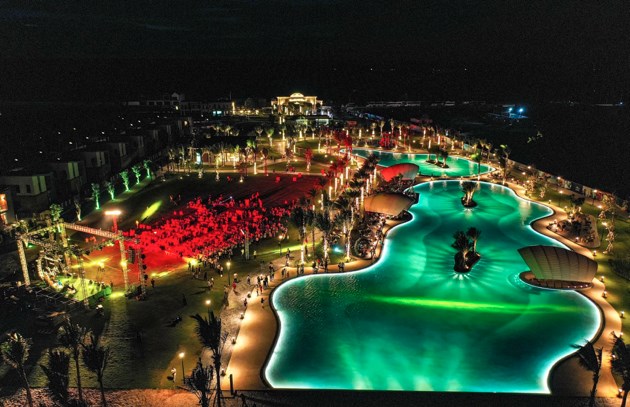 To&agrave;n cảnh khu vực b&atilde;i biển ph&acirc;n kỳ The Tropicana thuộc Tổ hợp du lịch nghỉ dưỡng giải tr&iacute; NovaWorld Ho Tram từ tr&ecirc;n cao, nơi diễn ra sự kiện "Bừng s&aacute;ng NovaWorld Ho Tram" ng&agrave;y 21/11. Chương tr&igrave;nh thu h&uacute;t gần 1.000 lượt kh&aacute;ch từ TP HCM đến tham quan c&aacute;c sản phẩm biệt thự, shophouse, hệ thống tiện &iacute;ch của dự &aacute;n.